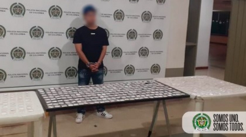 ¡Qué montón! Cogieron a este sujeto con más de 480 dosis de base de cocaína listas para la venta en Manrique 1 Capturado