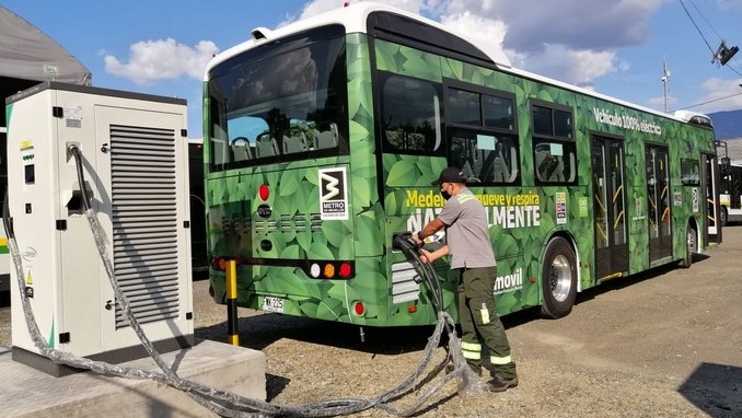 FOTOS: Daniel Quintero anuncia que ya llegaron a Medellín los nuevos cargadores de buses eléctricos