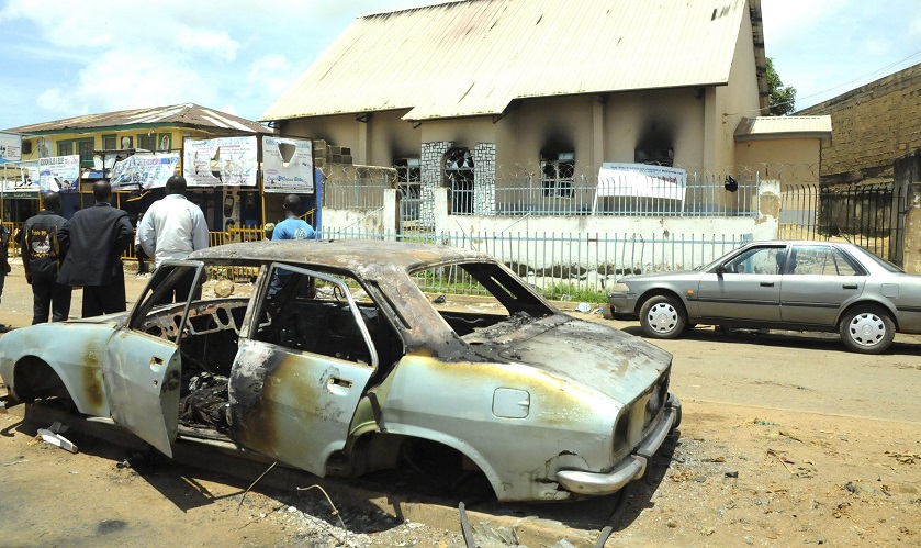 Vista de un coche destrozado tras la explosión de una bomba en el centro de Jos, Nigeria. EFE/Stringer/Archivo