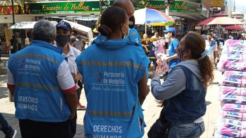 FOTOS: Personería de Medellín recorre sectores del centro por quejas de vendedores informales