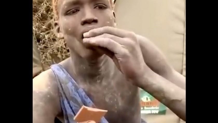 VIDEO: ¡Impactante! Joven prueba por primera vez en su vida un pedazo de chocolate y su reacción se hizo viral