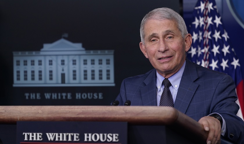 El epidemiólogo jefe de EE.UU. reconoce que la pandemia está fuera de control en ese país