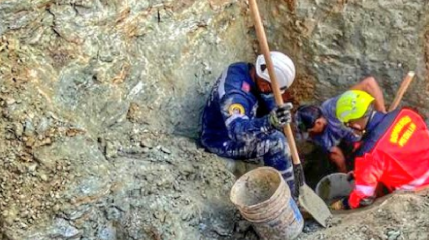 EN VIDEO: ¡Qué tragedia! Dos muertos y tres heridos dejó alud de tierra en construcción de Granizal
