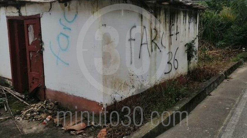 En Angostura, Antioquia, aparecieron grafitis de las disidencias de las Farc
