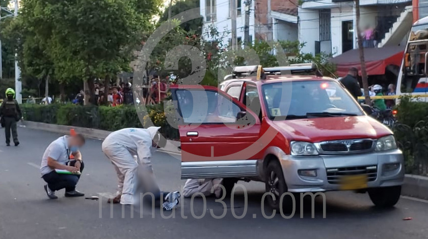 EN FOTOS Y VIDEO: En plena calle de Barrio Antioquia mataron a un hombre que iba a bordo de un carro 2 homicidio en un hombre a bordo de un carro por barrio antioquia 10 12 2020 1