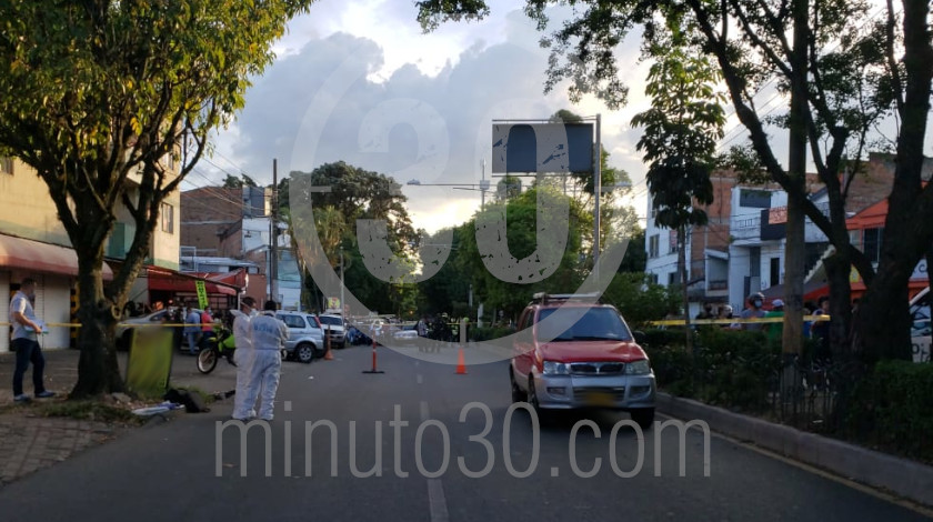 EN FOTOS Y VIDEO: En plena calle de Barrio Antioquia mataron a un hombre que iba a bordo de un carro 7 homicidio en un hombre a bordo de un carro por barrio antioquia 10 12 2020 5