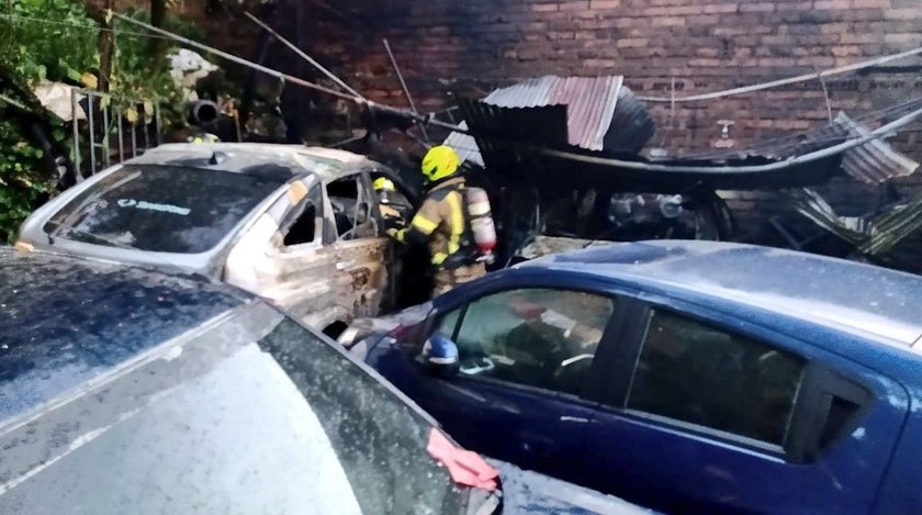 FOTOS: Bomberos controlaron incendio estructural en taller de mecánica y parqueadero en Villa Hermosa 1 Incendio parqueadero