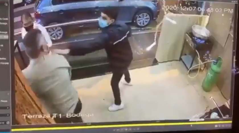 EN VIDEO: ¡Y lo mata! Vean este ‘bruto’ como atacó con arma traumática a un hombre por una cadena 1 intento de robo en medellin