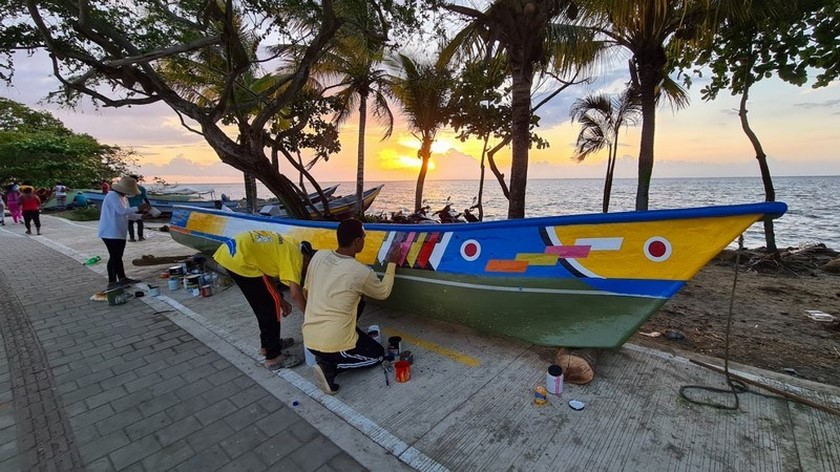FOTOS: Se inspiraron en sus tradiciones, pintaron las canoas de Turbo para tener arte sobre el mar