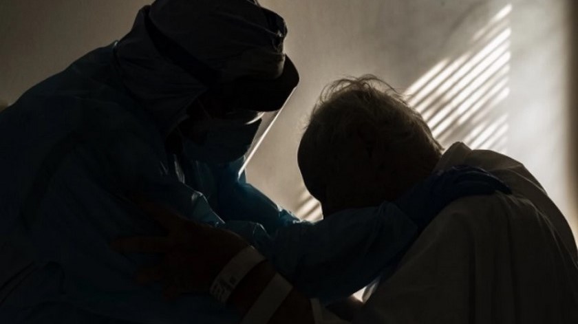 “Lloraba como un niño chiquito”: la historia de la foto de un médico que abraza a un abuelito con covid