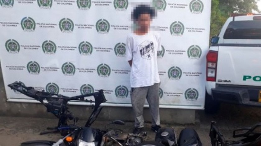 ¡Qué 'joyita'! Lo sorprendieron desarmando dos motos en antejardín de una casa en Santa Cruz, una de ellas habría sido hurtada 1 motos