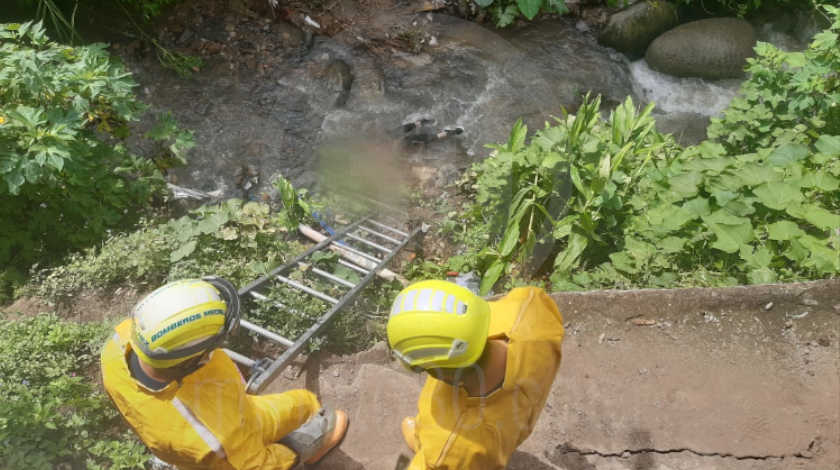 EN FOTOS Y VIDEO: ¡Qué pesar! Un joven presuntamente borracho, murió tras caer a una quebrada 6 muerto en la comuna 8 medellin 3