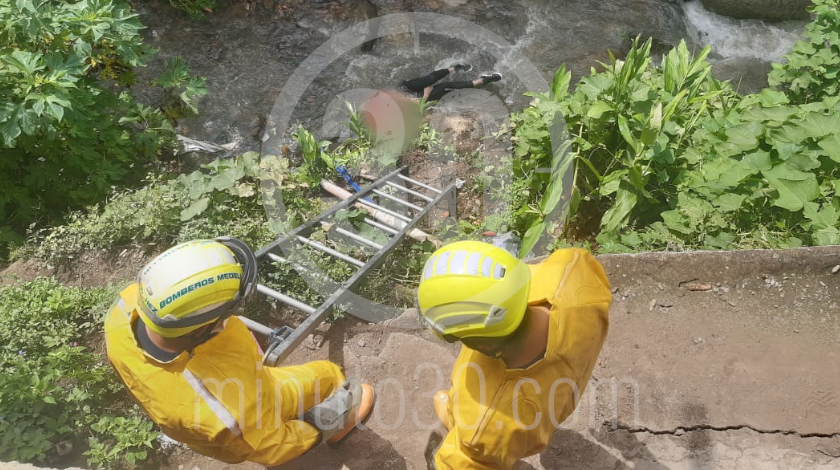 EN FOTOS Y VIDEO: ¡Qué pesar! Un joven presuntamente borracho, murió tras caer a una quebrada 5 muerto en la comuna 8 medellin 4