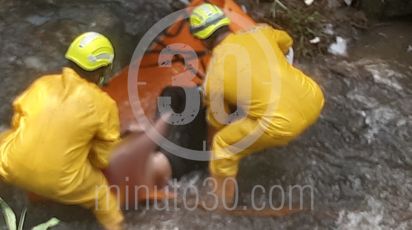 EN FOTOS Y VIDEO: ¡Qué pesar! Un joven presuntamente borracho, murió tras caer a una quebrada 7 muerto en la comuna 8 medellin 5