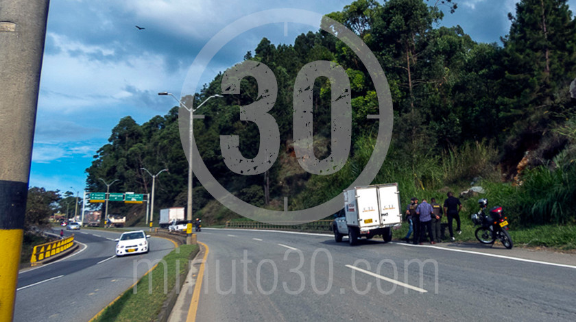 EN FOTOS Y VIDEO: Encontraron un muerto entre unos matorrales a un costado de la Medellín- Bogotá 12 muerto en zona boscosa de la medellin bogota a la altura de la bascula 1 12 2020 6