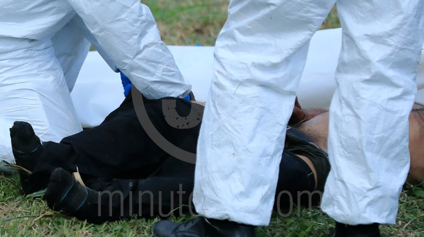 FOTOS: Al interior de un tubo encontraron a un hombre muerto en la Regional, al parecer, fue degollado 3 muerto hallado sobre la avenida regional a la altura de bello 3