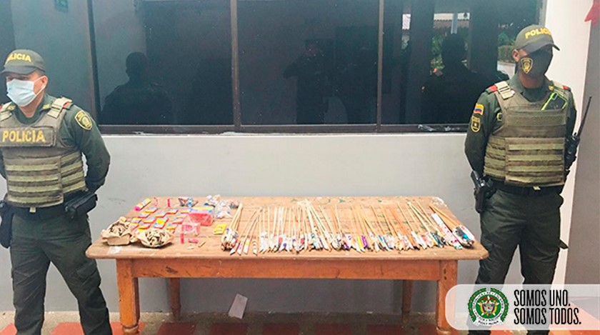 ¿Se asustaron? Sujetos tiraron un paquete con pólvora cuando vieron a la Policía y huyeron