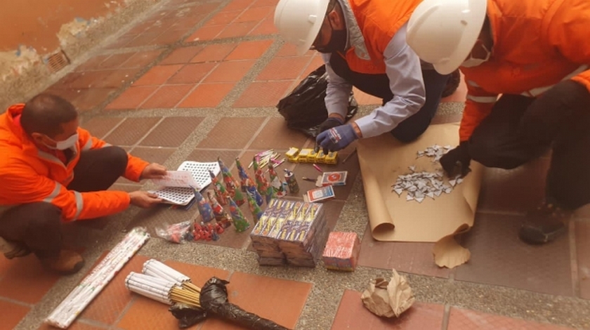 Se le aguó la fiesta: Policía decomisa cerca de 7 kilos de pólvora a una mujer en Bogotá