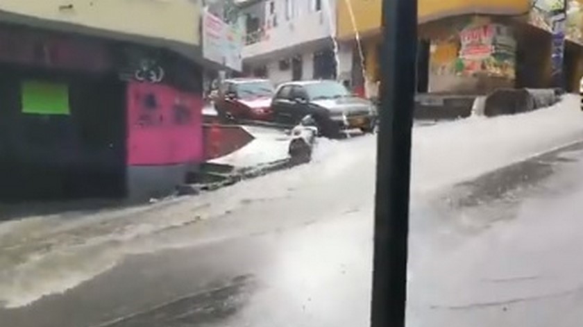 ¡Tremendo ‘lapo’! Torrencial aguacero de esta tarde inundó las calles de Robledo El Diamante