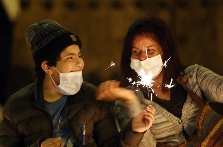 Colombia celebra su tradicional noche de las velitas pese a la pandemia 3 velitas2