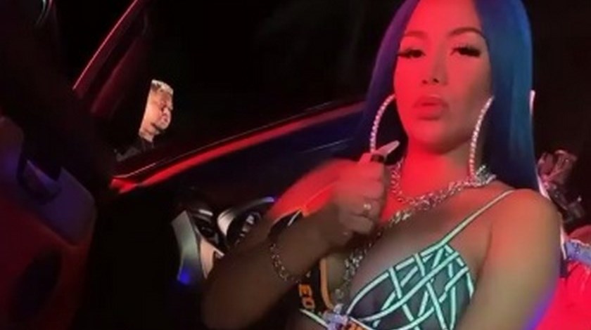 FOTOS: Yuranis León quería presumir su peluca, pero le admiraron la cinturita ¿Se le fue la mano con el Photoshop?