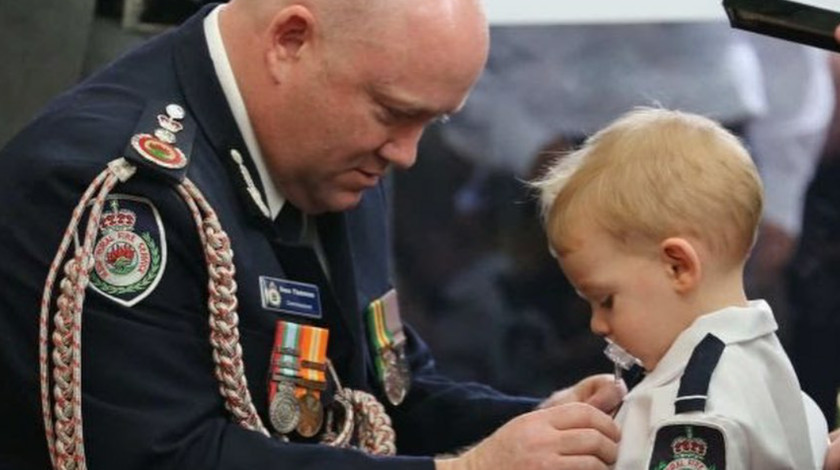 Hijo de bombero que murió en los incendios de Australia recibe medalla en honor a su padre 1 harvey keaton 07.01.20