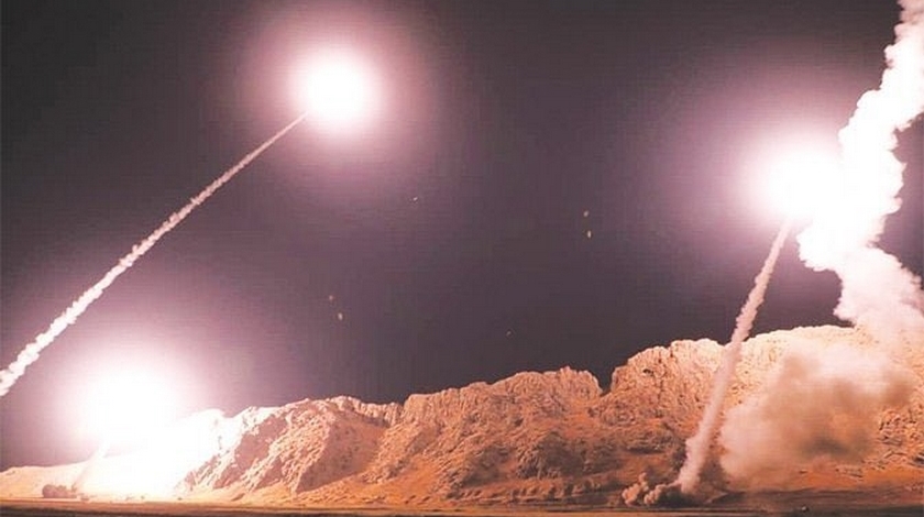 Fotos y video: ¡Continúa la tensión! Irán atacó con 12 misiles una base militar de Estados Unidos en Irak 1 misiles