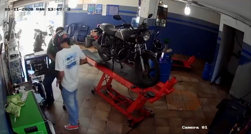Video: ¿Le vio la placa? Este ladrón quedó registrado en cámara cuando robaba un taller de motos 1 hurto sena pedregal