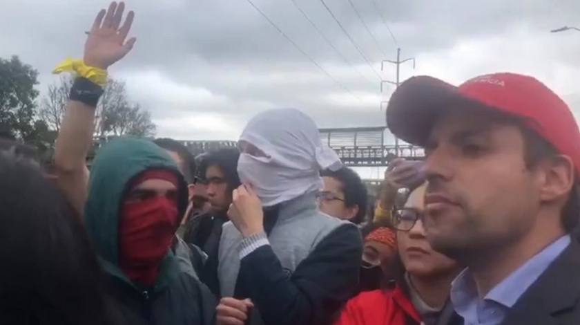 VIDEO: Secretario de Gobierno de Bogotá le dio la cara a encapuchados tratando de evitar uso del Esmad 1 Encapuchados Bogota con Secretario de Gobierno