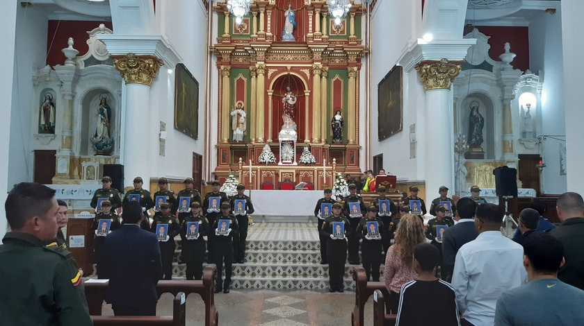 En Medellín honraron la memoria de los 22 cadetes asesinados por el Eln en la Escuela General Santander 1 Homenaje a 22 cadetes asesinados atentado Medellin Escuela General Santander