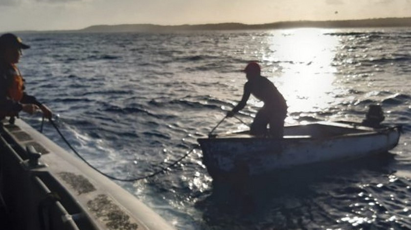 VIDEO: Así fue el rescate de 2 pescadores que se quedaron a la deriva en aguas de San Andrés 1 Rescatados dos pescadores que estaban a la deriva en Colombia