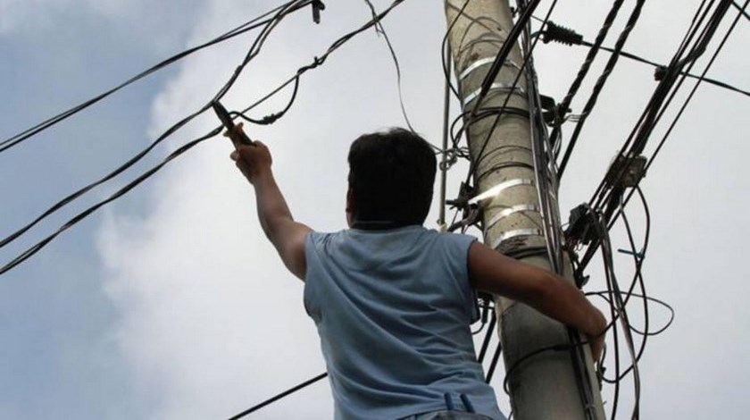 ¡Con las manos en la masa! Cogieron a dos recicladores robándose 25 metros de cable de telefonía en el barrio Fátima 1 cables telefonicos