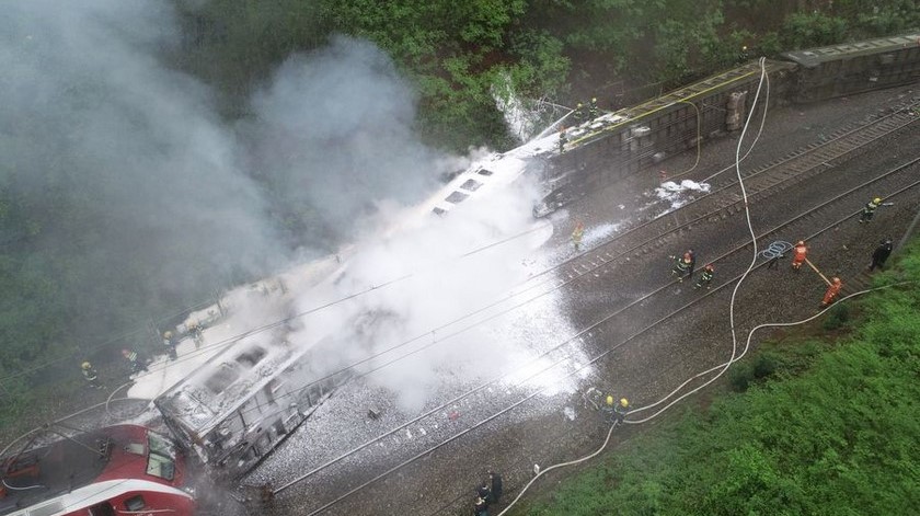 Video: Un tren con 691 pasajeros se descarriló en China, una persona murió y otras 127 resultaron heridas 1 30 03 20 tren descarrilado china