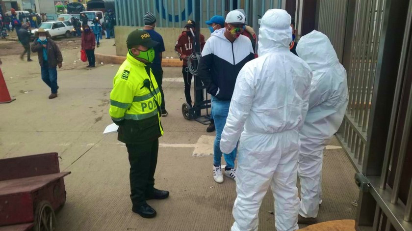 ¡Así no se puede! Corabastos no está cumpliendo con el límite del 35% de ingreso de personas contra el Covid-19 1 Bogotá