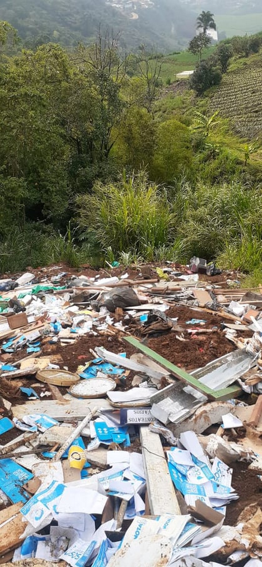 FOTOS: Denuncian que han convertido zona verde de la vereda Granizal en "botadero de escombros" 2 vereda Granizal 2