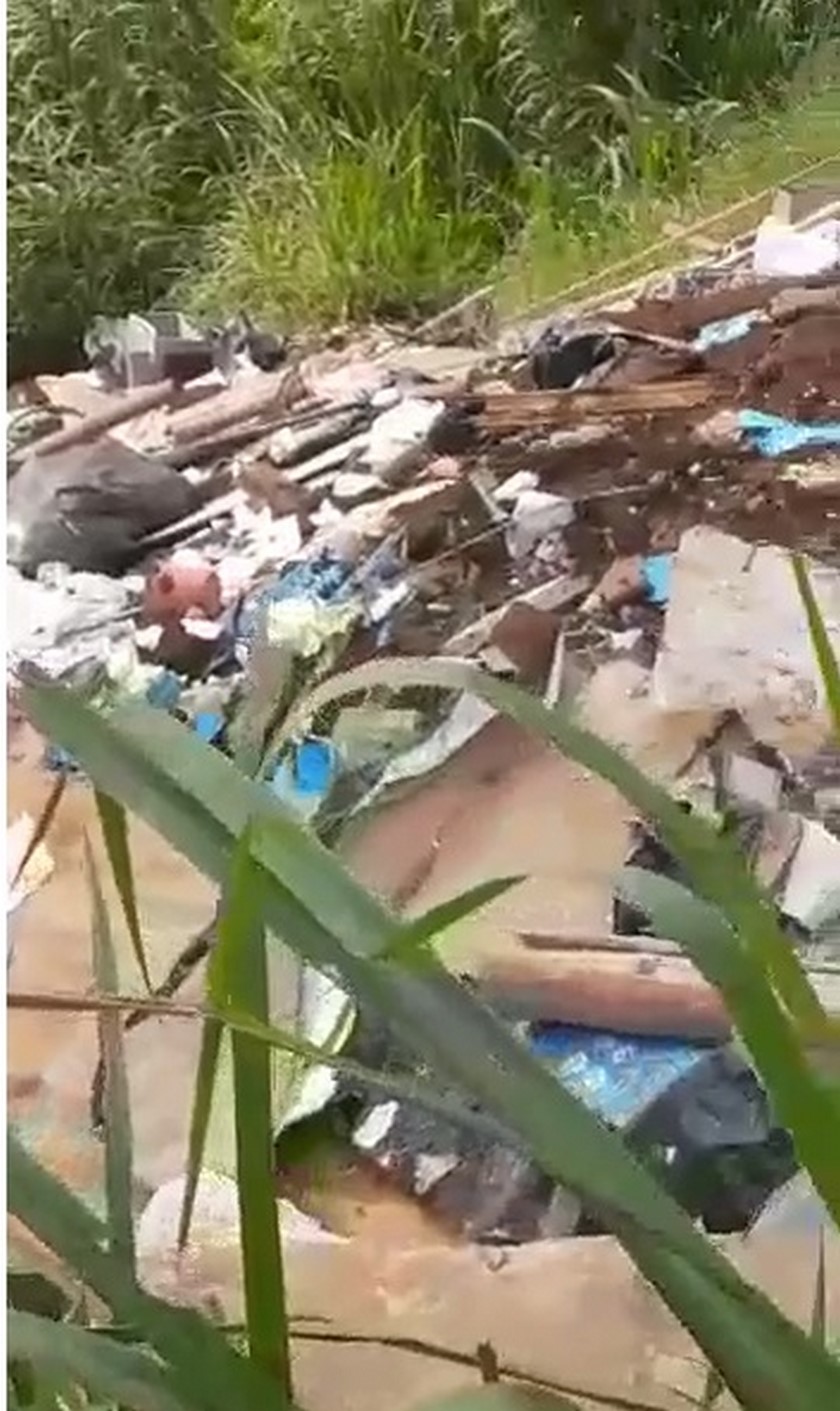 FOTOS: Denuncian que han convertido zona verde de la vereda Granizal en "botadero de escombros" 9 vereda Granizal 2 1
