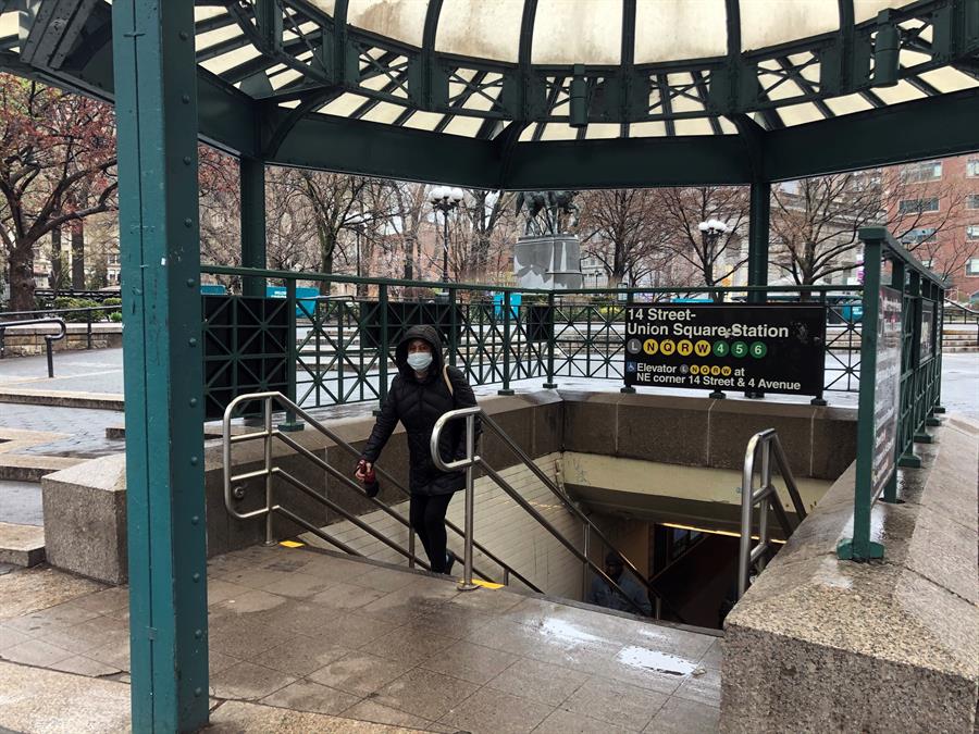 Nueva York destina 800 policías de escuelas a repartir mascarillas en el metro 1 f65b8e958923108e974f53c9dd57ec049ef872d5w