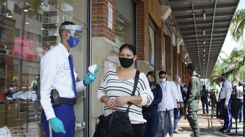 FOTOS: ¡Sí salió bastante gente! Reportan aglomeraciones en el Éxito de San Antonio, autoridades acudieron al lugar 1 Comerciantes sin IVA