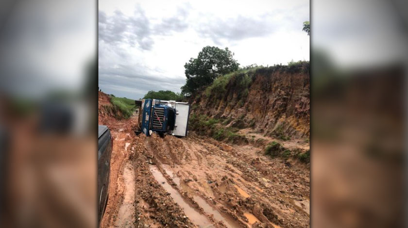 Foto:¡No hay por donde andar! Daños en la vía y camión volteado tienen colapsada la vía de Puerto Berrío a Yondó 1 No hay por donde andar Danos en la via y camion volteado tienen colapsada la via de Puerto Berrio a Yondo 1