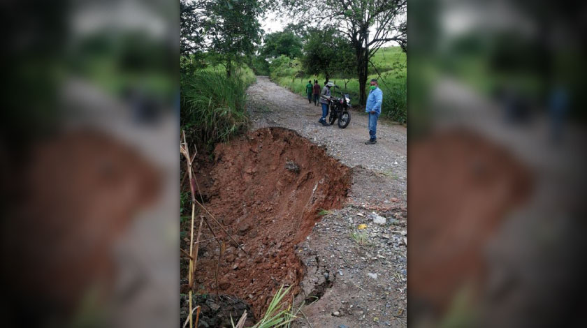 Foto:¡No hay por donde andar! Daños en la vía y camión volteado tienen colapsada la vía de Puerto Berrío a Yondó 3 Vía