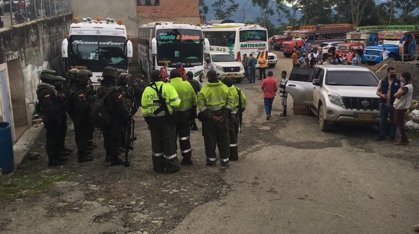 FOTOS: Así avanza el traslado de los 60 desmovilizados de las Farc desde Ituango hacia Mutatá 1 Ituango hacia Mutata 3 1
