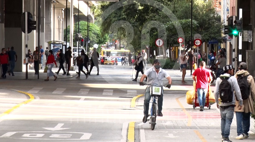 Medellín tiene 110.277 casos confirmados de covid, pero solo 1.967 están activos 1 Calles de Medellín, gente, personas, cuarentena en Medellín, confinamiento, negocios de medellin, cierre de negocios, vías de medellín, buses de medellín, transporte público