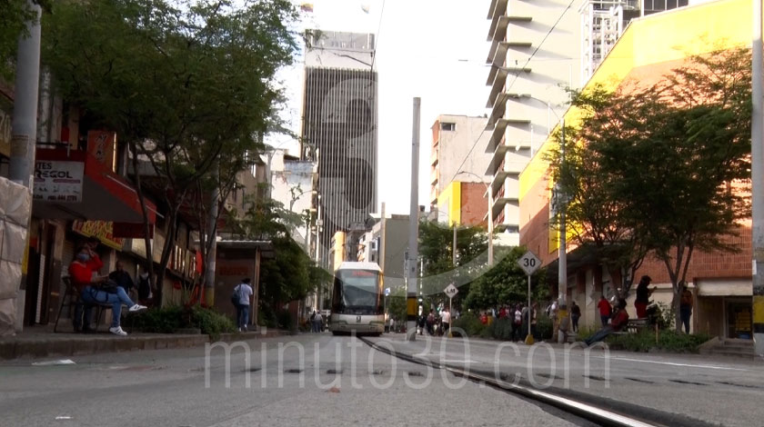 ¡Atención! Gobernador (e) decretó cuarentena total en TODO el Valle de Aburrá, por dos fines de semana 1 Calles de Medellín, gente, personas, cuarentena en Medellín, confinamiento, negocios de medellin, cierre de negocios, vías de medellín, buses de medellín, transporte público
