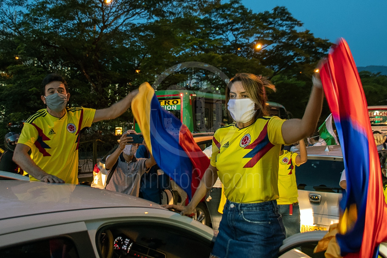 FOTOS Y VIDEOS: Al menos 600 personas manifiestan en las calles de Medellín apoyando a Uribe 2 caravanauribe1