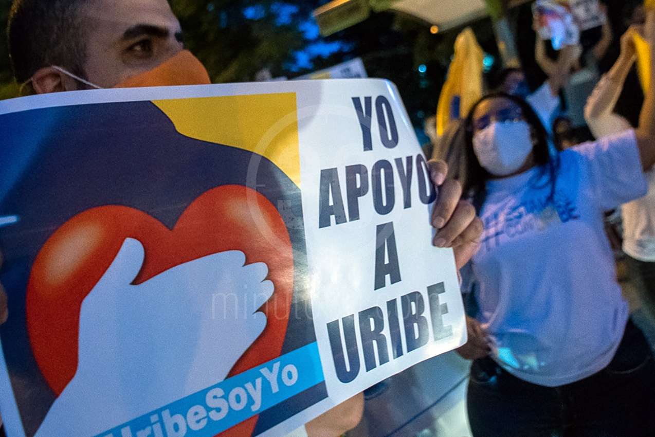 FOTOS Y VIDEOS: Al menos 600 personas manifiestan en las calles de Medellín apoyando a Uribe 3 caravanauribe2 1