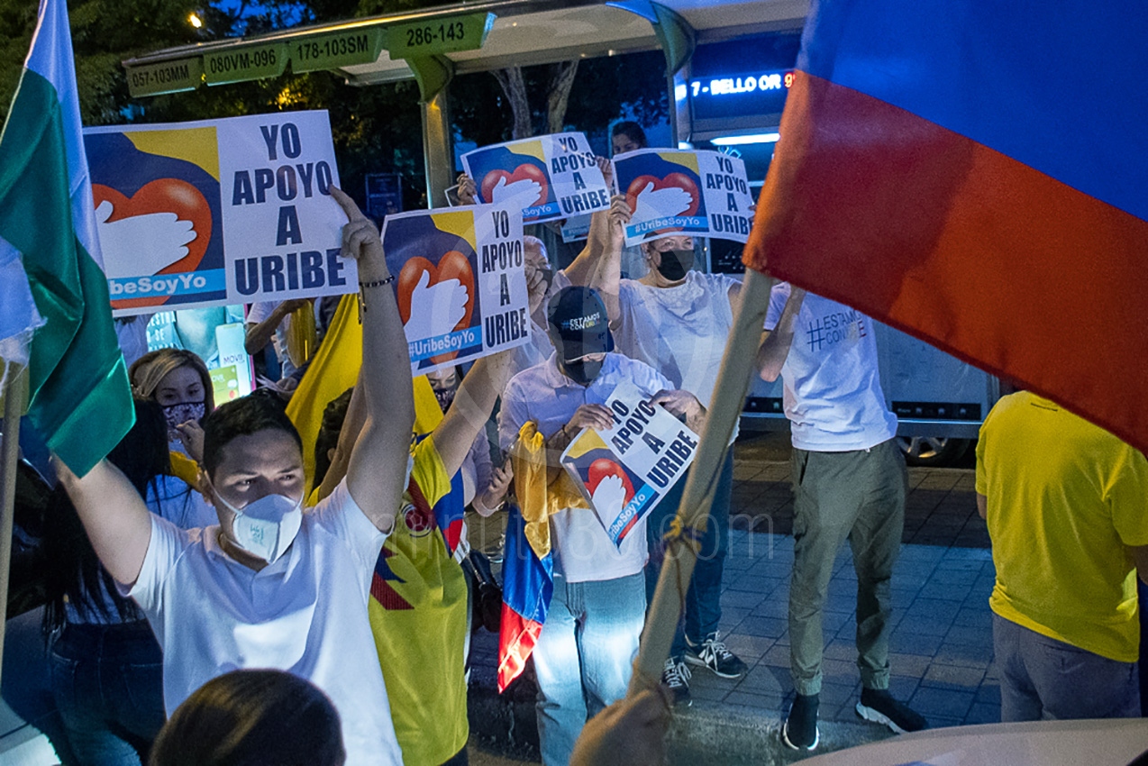 FOTOS Y VIDEOS: Al menos 600 personas manifiestan en las calles de Medellín apoyando a Uribe 4 caravanauribe3 1