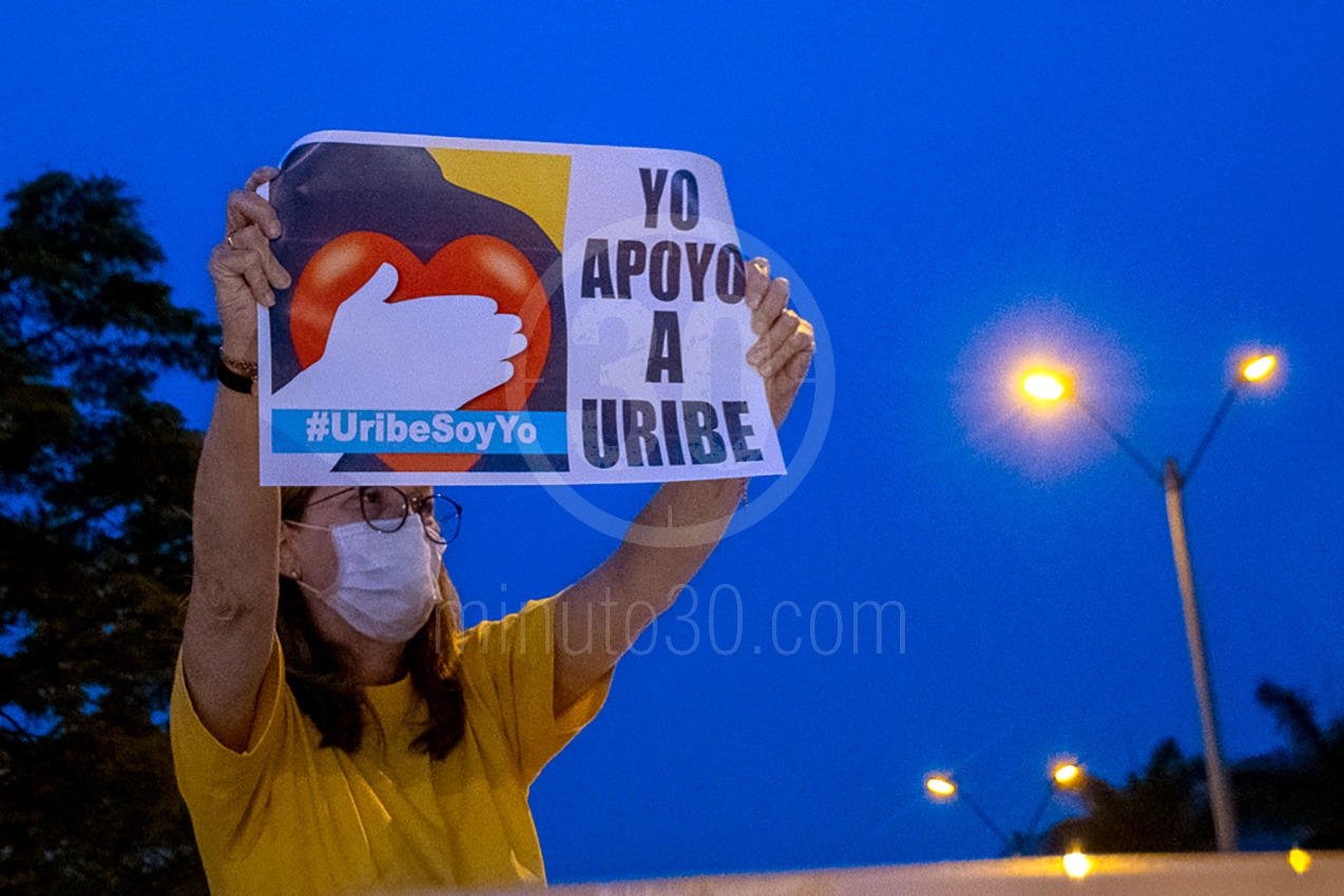 FOTOS Y VIDEOS: Al menos 600 personas manifiestan en las calles de Medellín apoyando a Uribe 5 caravanauribe4 1