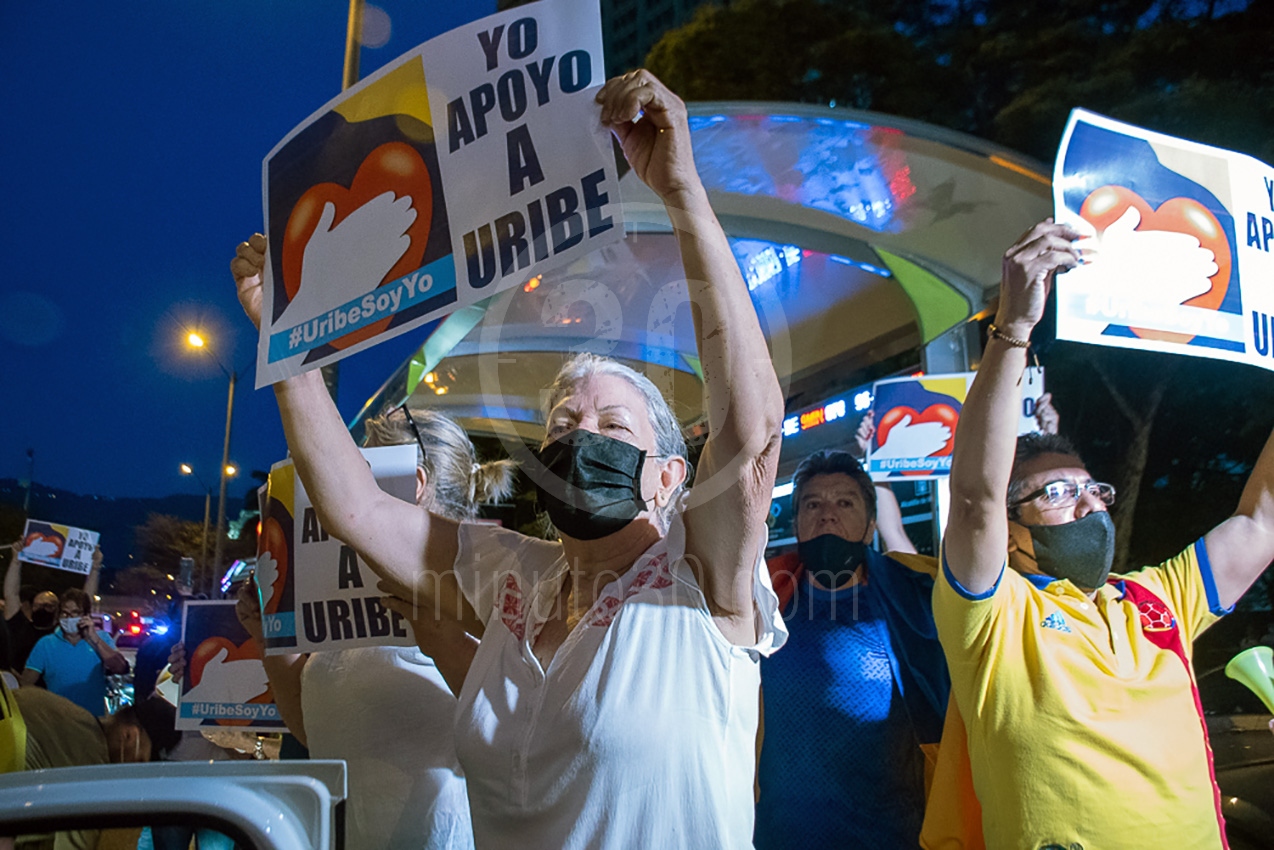 FOTOS Y VIDEOS: Al menos 600 personas manifiestan en las calles de Medellín apoyando a Uribe 6 caravanauribe5 1