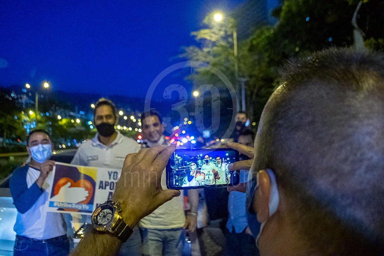 FOTOS Y VIDEOS: Al menos 600 personas manifiestan en las calles de Medellín apoyando a Uribe 7 caravanauribe6 1