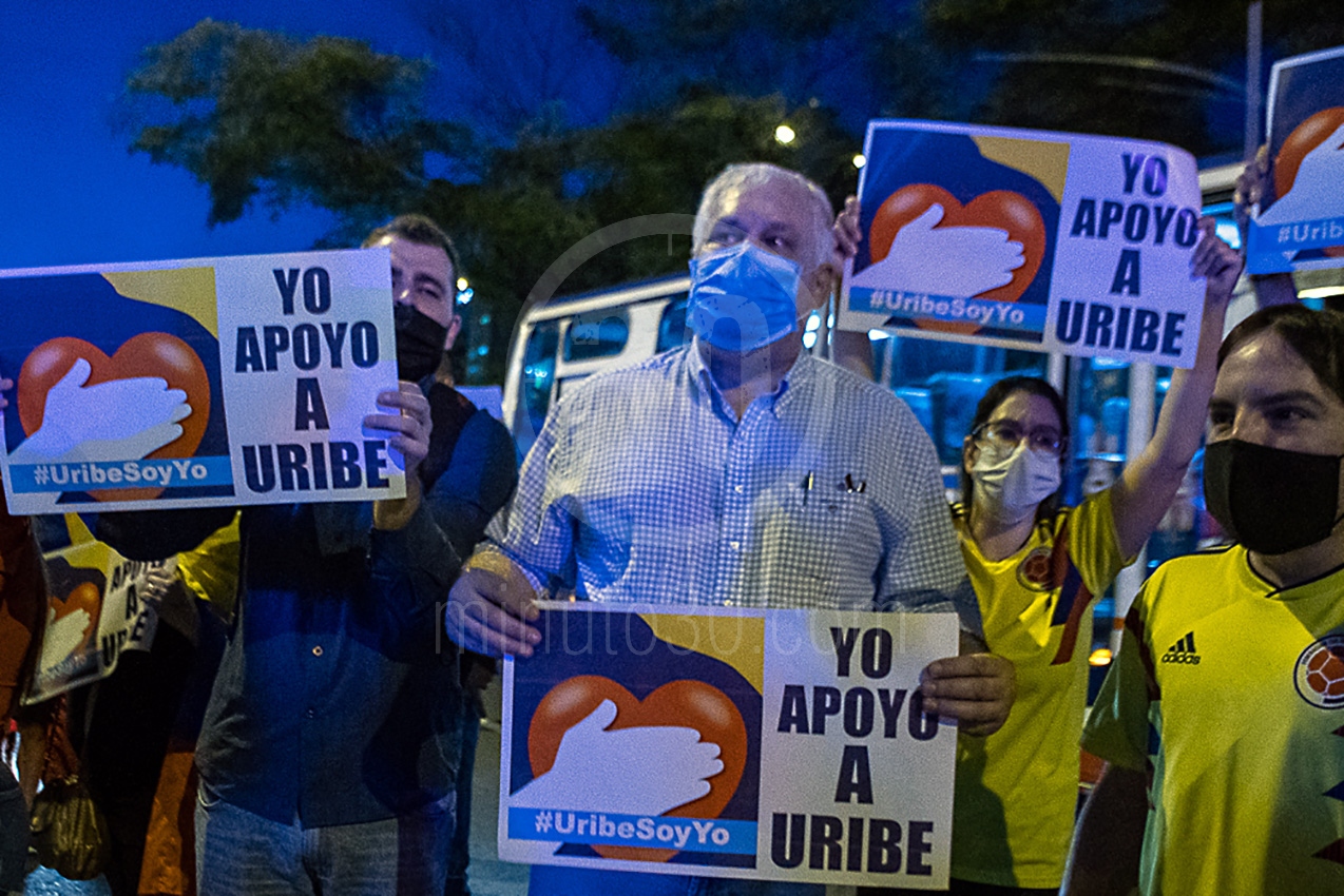 FOTOS Y VIDEOS: Al menos 600 personas manifiestan en las calles de Medellín apoyando a Uribe 8 caravanauribe7 1